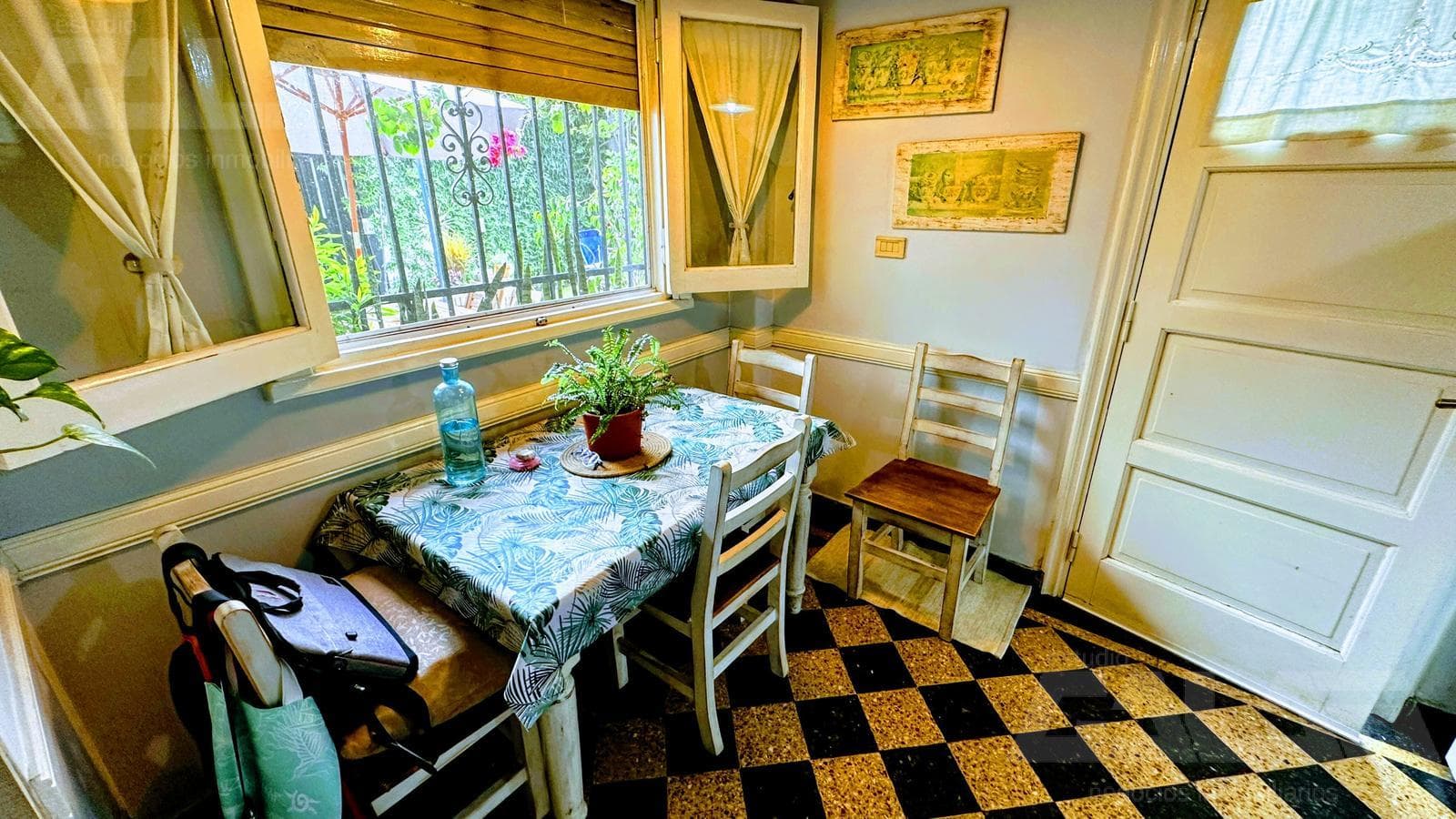 3-bedroom house in Morón with a park, terrace, and a great price—a market opportunity with the option to purchase an adjacent lot