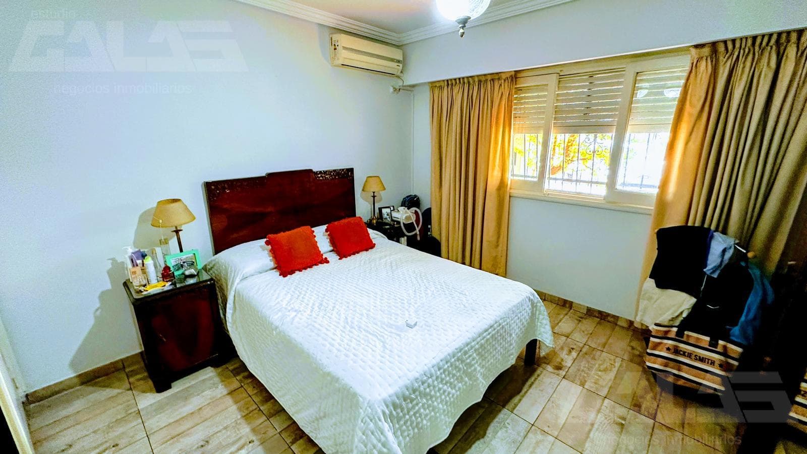 3-bedroom house in Morón with a park, terrace, and a great price—a market opportunity with the option to purchase an adjacent lot