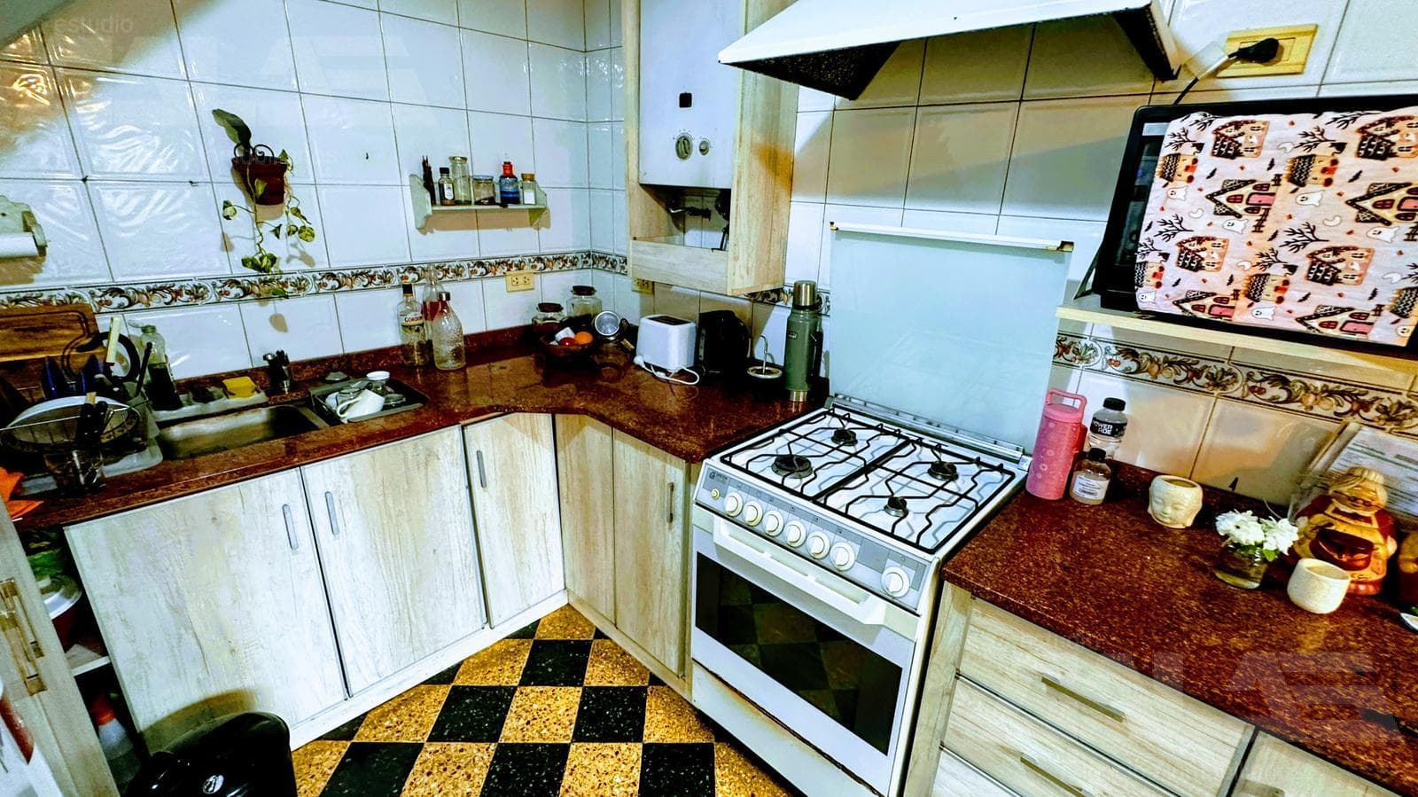 3-bedroom house in Morón with a park, terrace, and a great price—a market opportunity with the option to purchase an adjacent lot