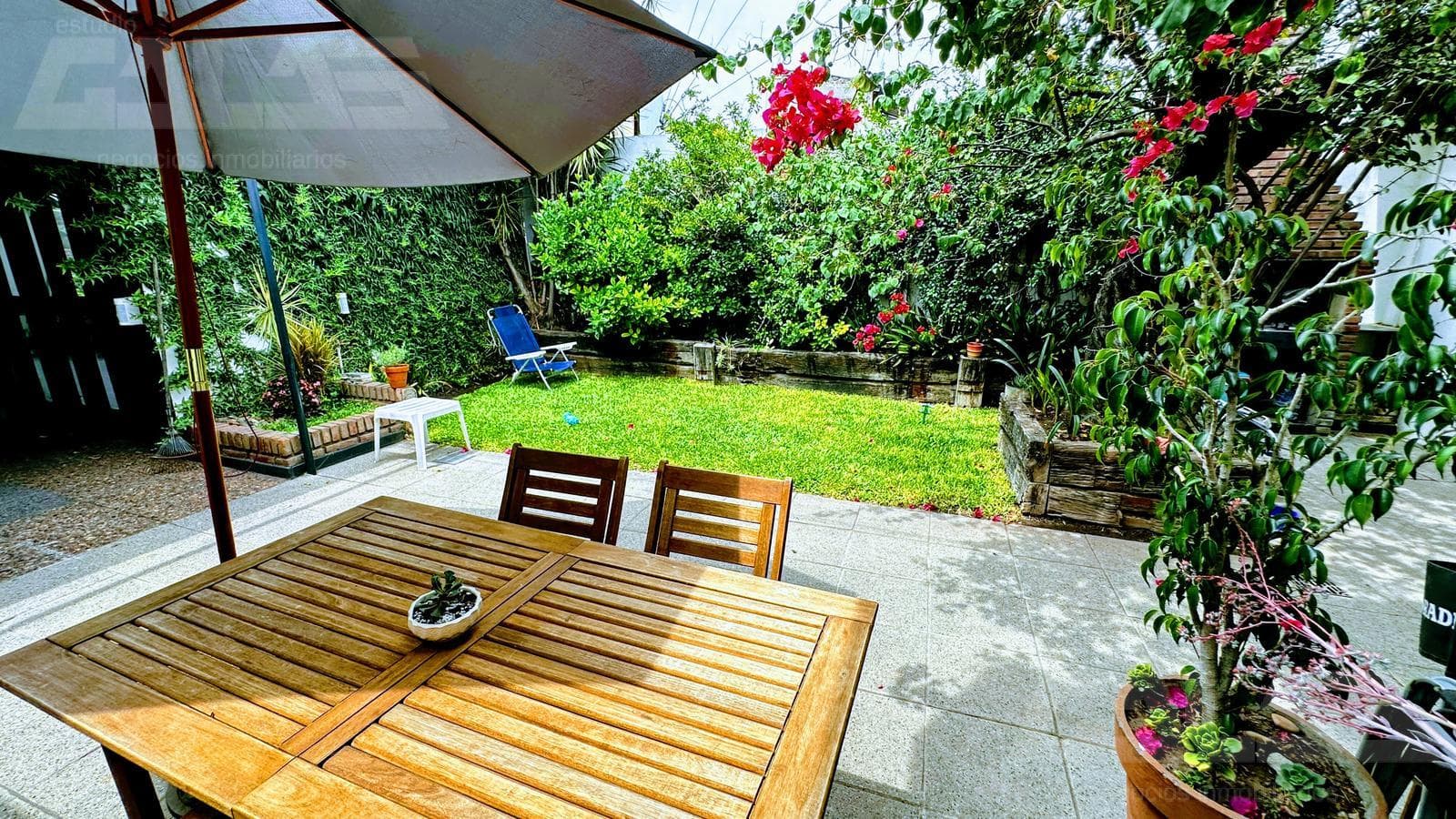 3-bedroom house in Morón with a park, terrace, and a great price—a market opportunity with the option to purchase an adjacent lot