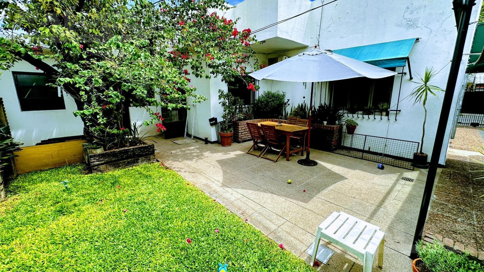 3-bedroom house in Morón with a park, terrace, and a great price—a market opportunity with the option to purchase an adjacent lot