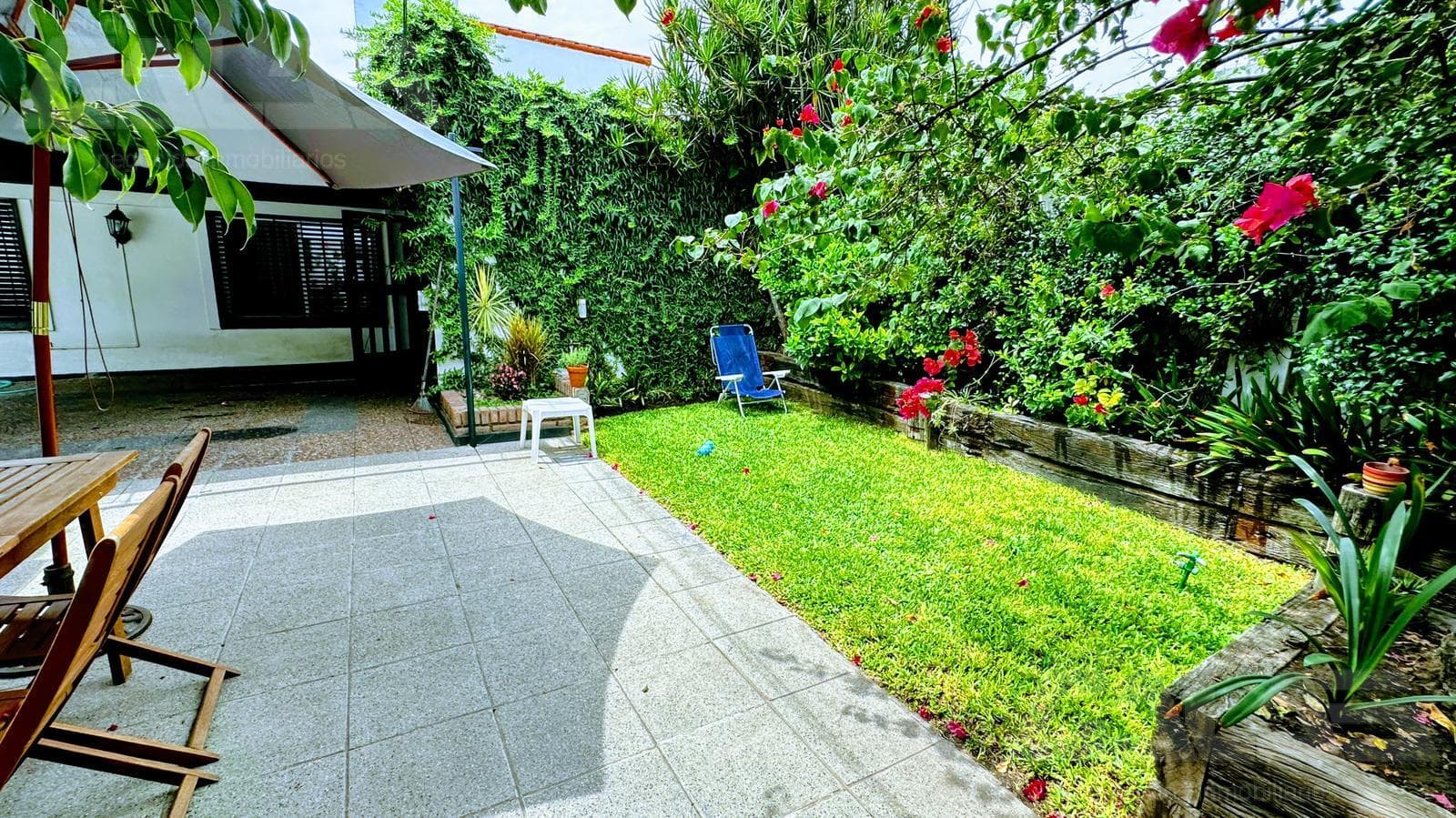 3-bedroom house in Morón with a park, terrace, and a great price—a market opportunity with the option to purchase an adjacent lot