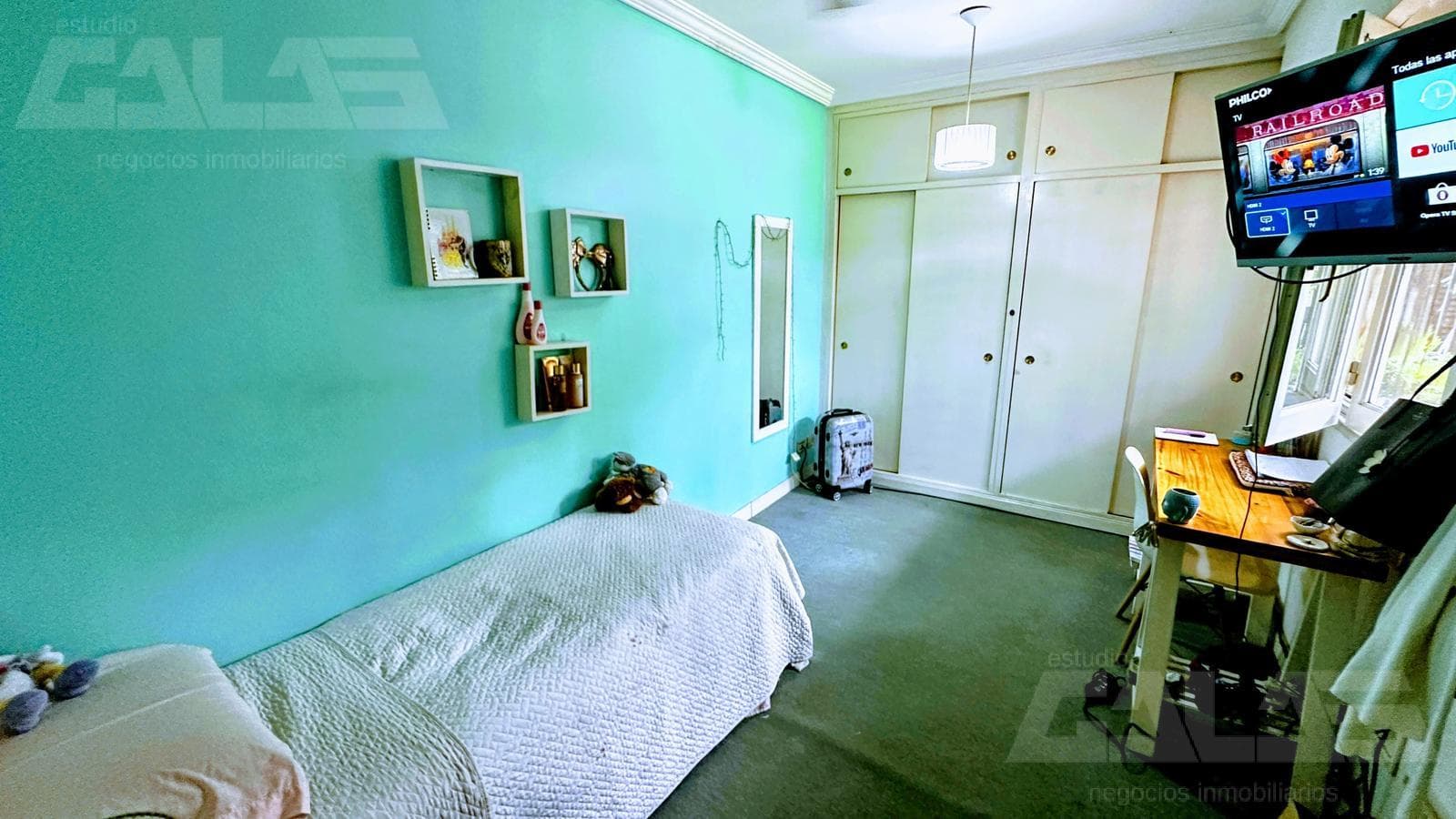 3-bedroom house in Morón with a park, terrace, and a great price—a market opportunity with the option to purchase an adjacent lot