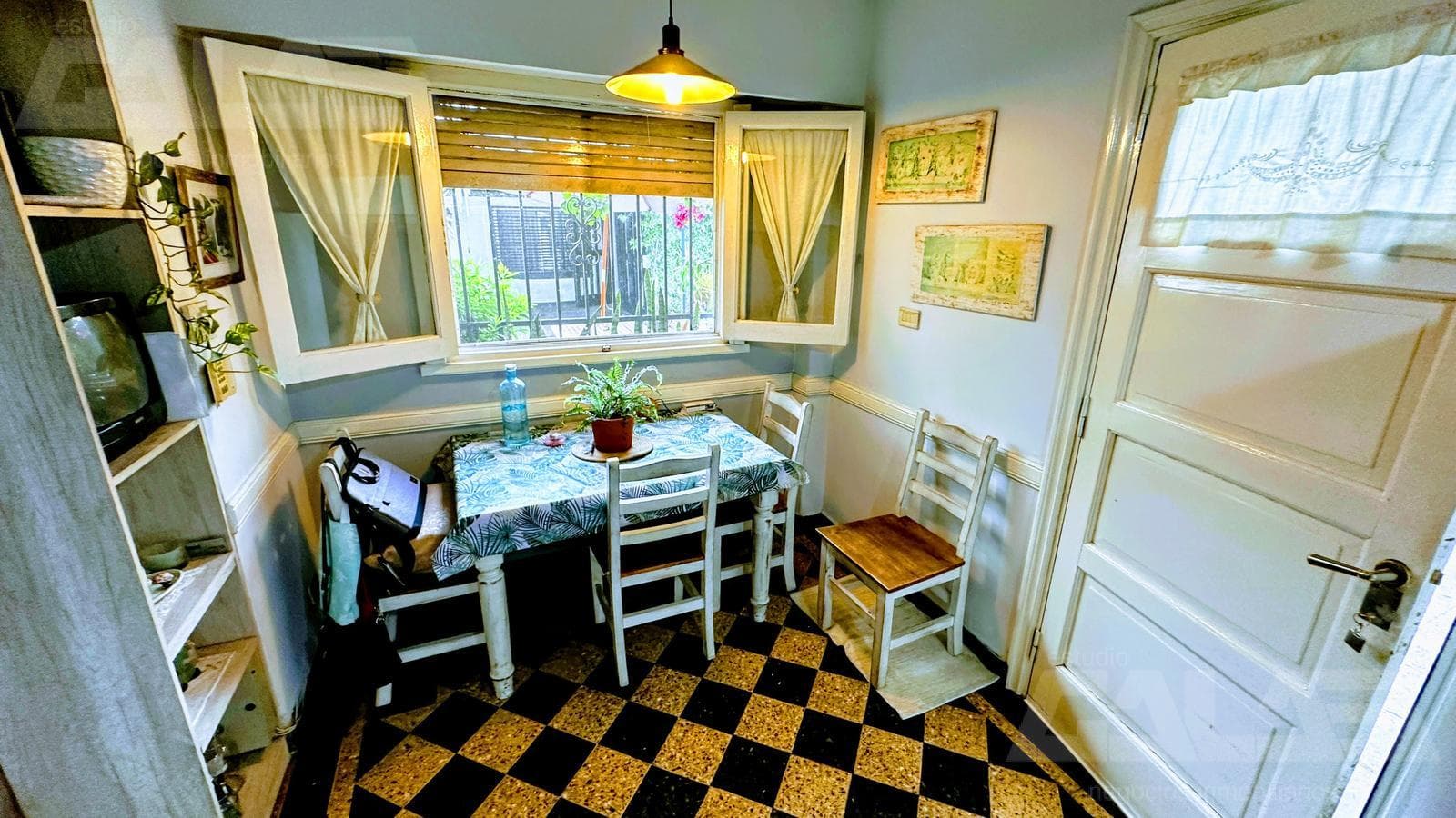 3-bedroom house in Morón with a park, terrace, and a great price—a market opportunity with the option to purchase an adjacent lot