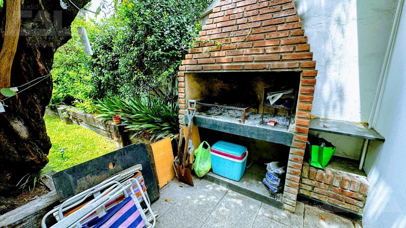 3-bedroom house in Morón with a park, terrace, and a great price—a market opportunity with the option to purchase an adjacent lot