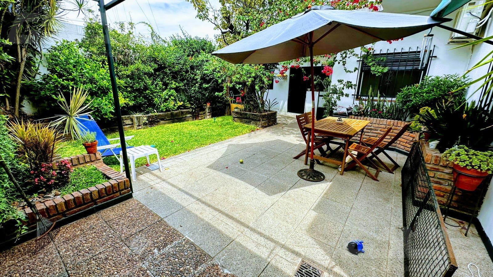 3-bedroom house in Morón with a park, terrace, and a great price—a market opportunity with the option to purchase an adjacent lot