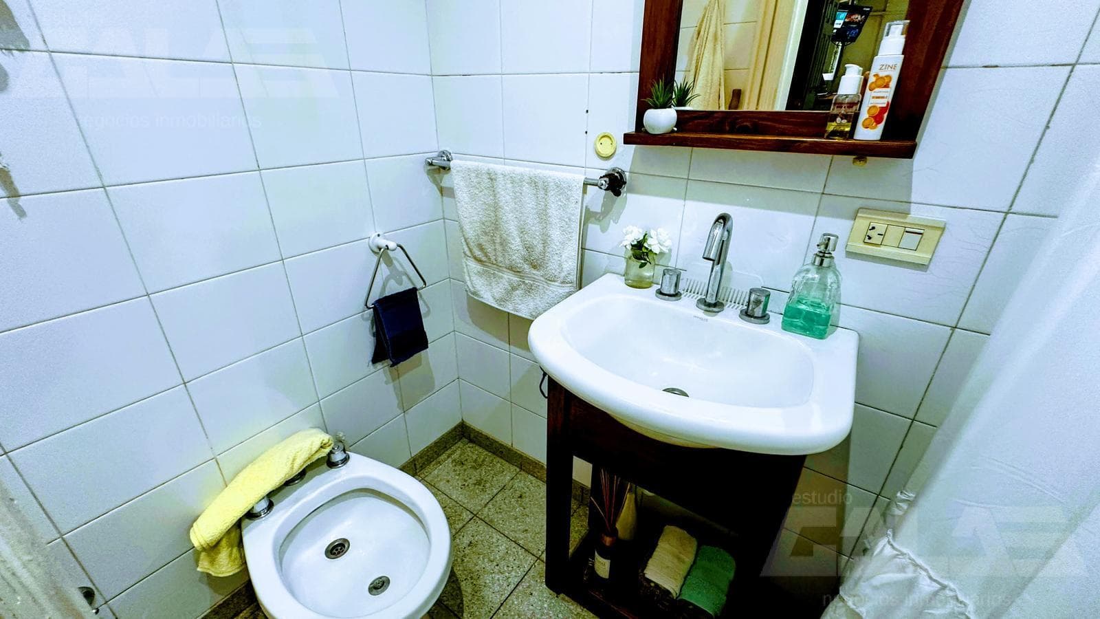 3-bedroom house in Morón with a park, terrace, and a great price—a market opportunity with the option to purchase an adjacent lot