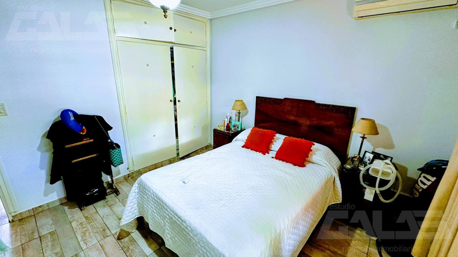 3-bedroom house in Morón with a park, terrace, and a great price—a market opportunity with the option to purchase an adjacent lot