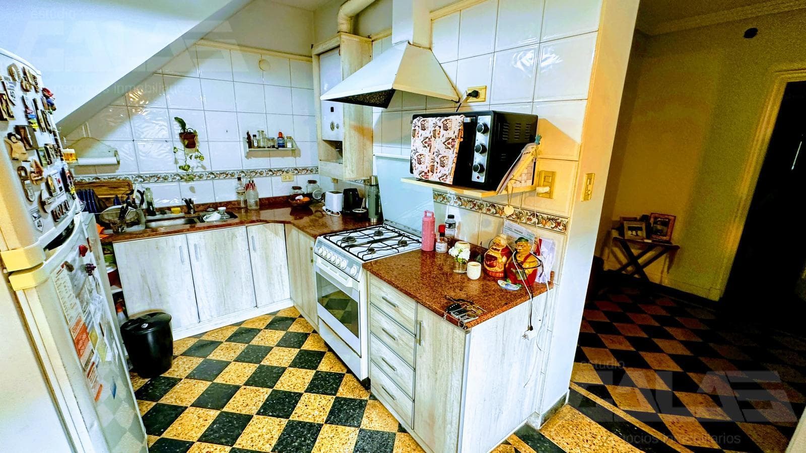 3-bedroom house in Morón with a park, terrace, and a great price—a market opportunity with the option to purchase an adjacent lot