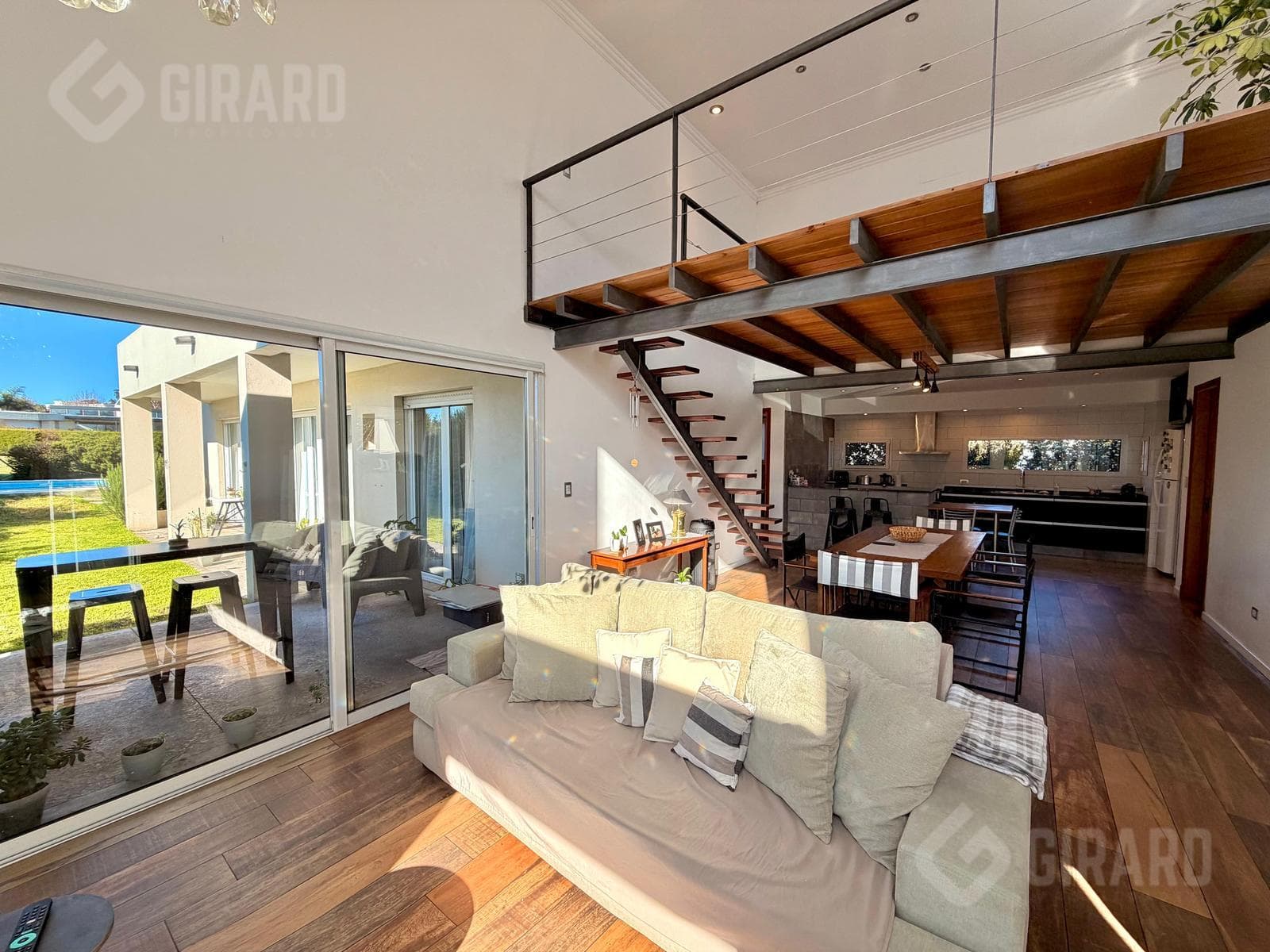 4-room house with a heated pool for sale in the Arenas del Sur gated community