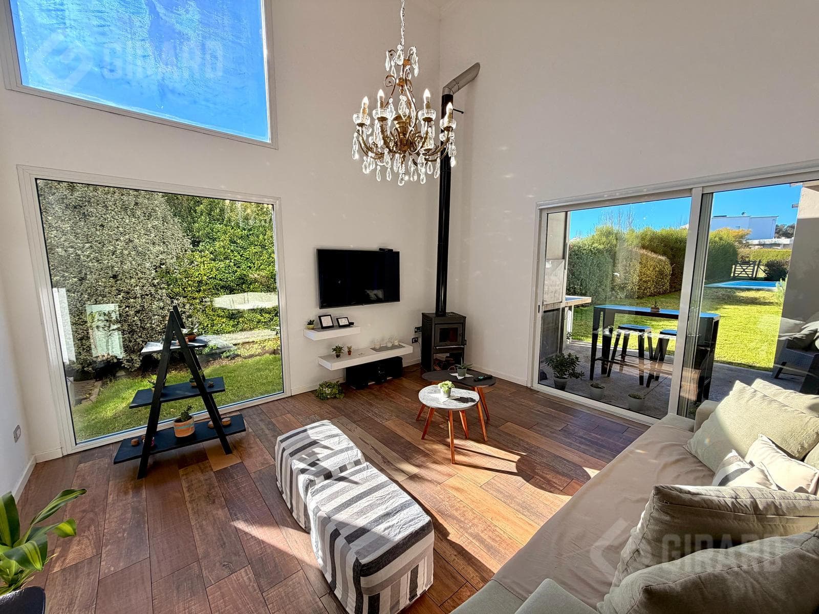 4-room house with a heated pool for sale in the Arenas del Sur gated community