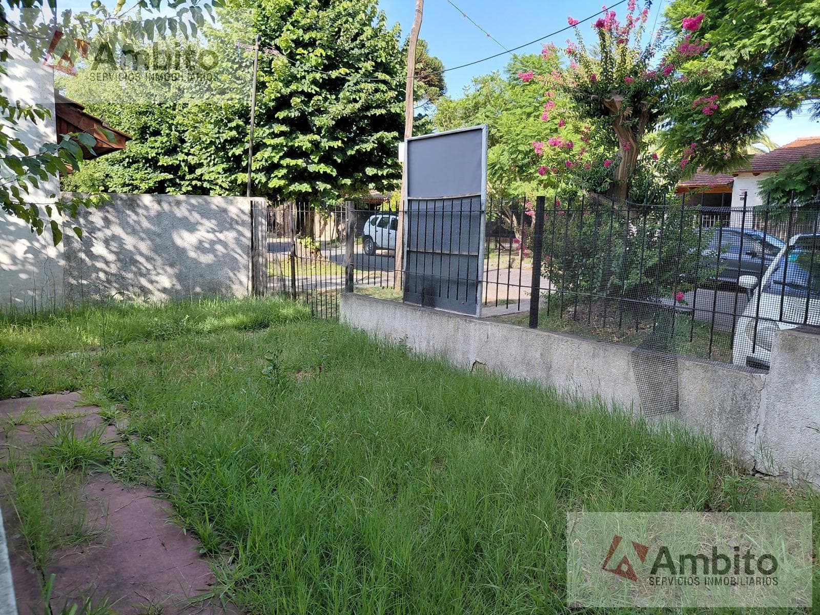 House/lot in City Bell. Commercial