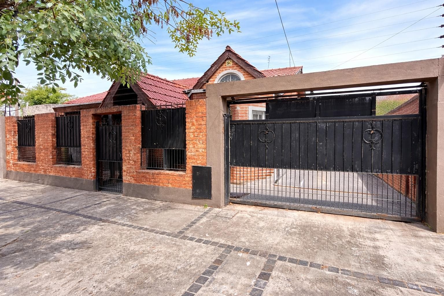 HOUSE | 4 ROOMS | SWIMMING POOL | BARBECUE AREA | GARAGE | NORTH ITUZAINGÓ