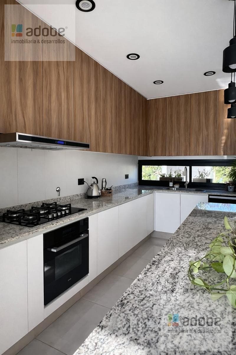 Las Compuertas House