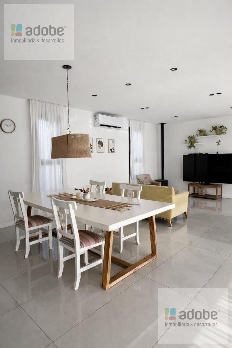 Las Compuertas House