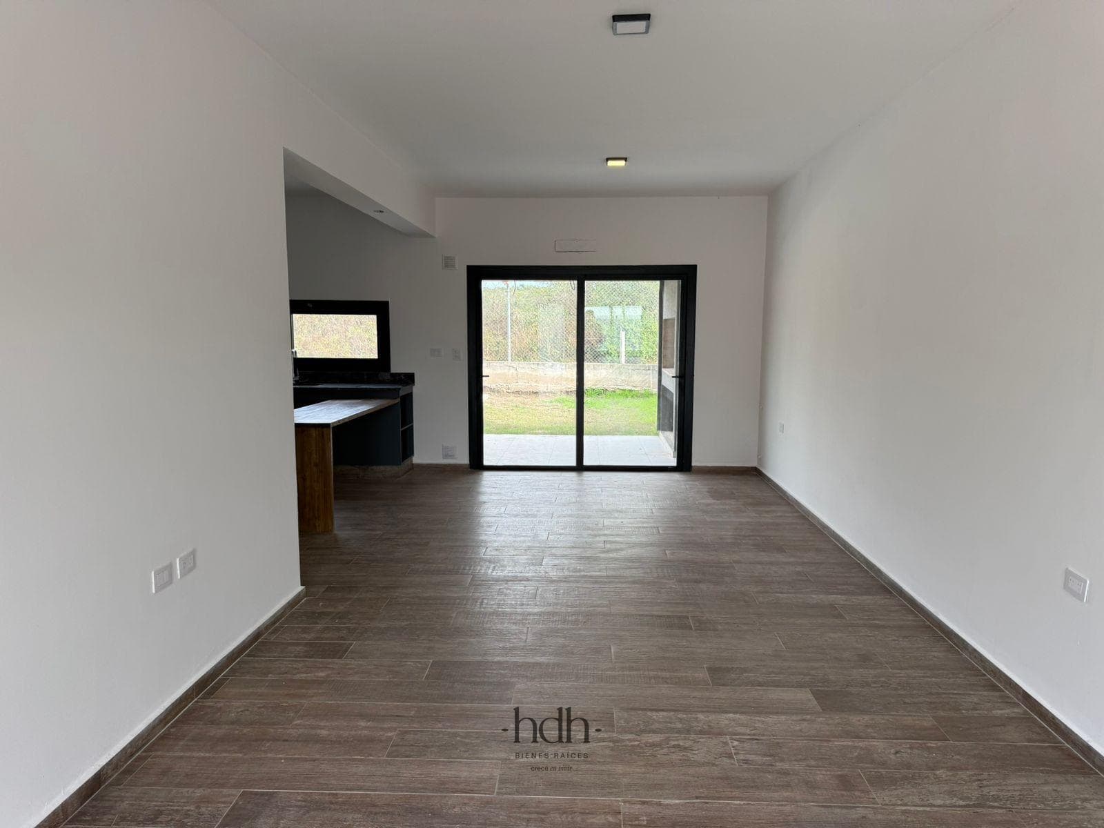 House for sale in Docta: 2 bedrooms, 1 bathroom, with a pool and 24-hour security