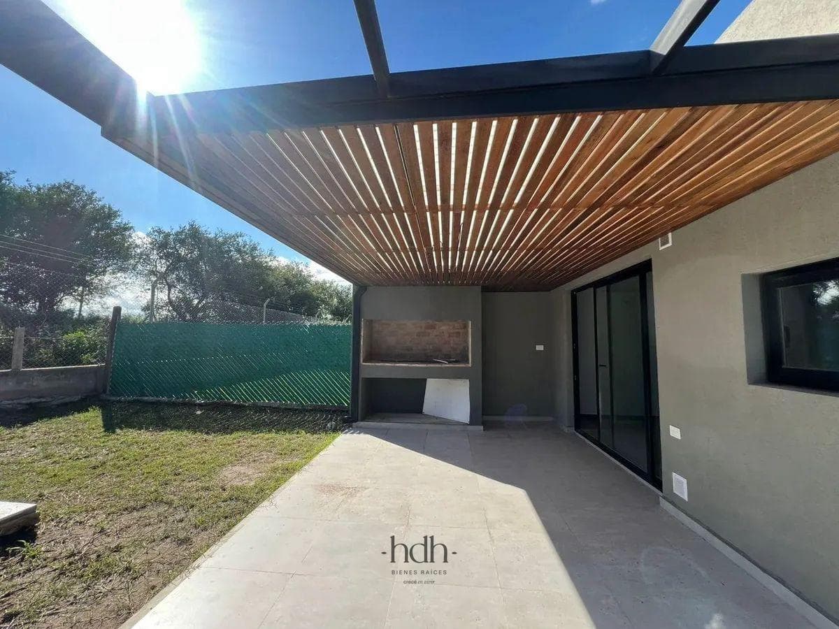 House for sale in Docta: 2 bedrooms, 1 bathroom, with a pool and 24-hour security
