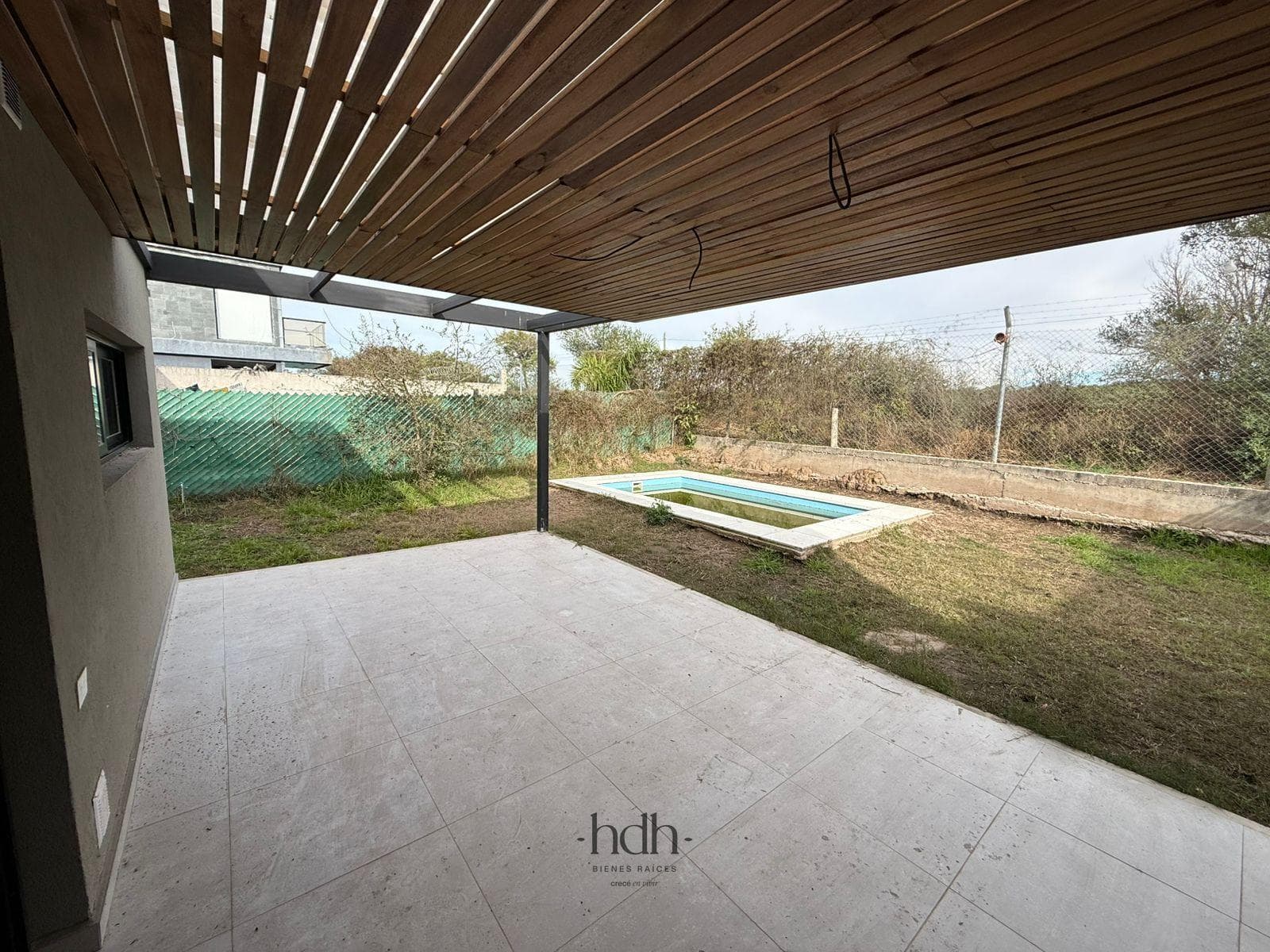 House for sale in Docta: 2 bedrooms, 1 bathroom, with a pool and 24-hour security