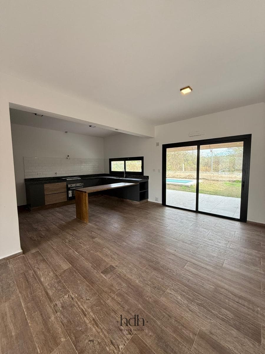House for sale in Docta: 2 bedrooms, 1 bathroom, with a pool and 24-hour security