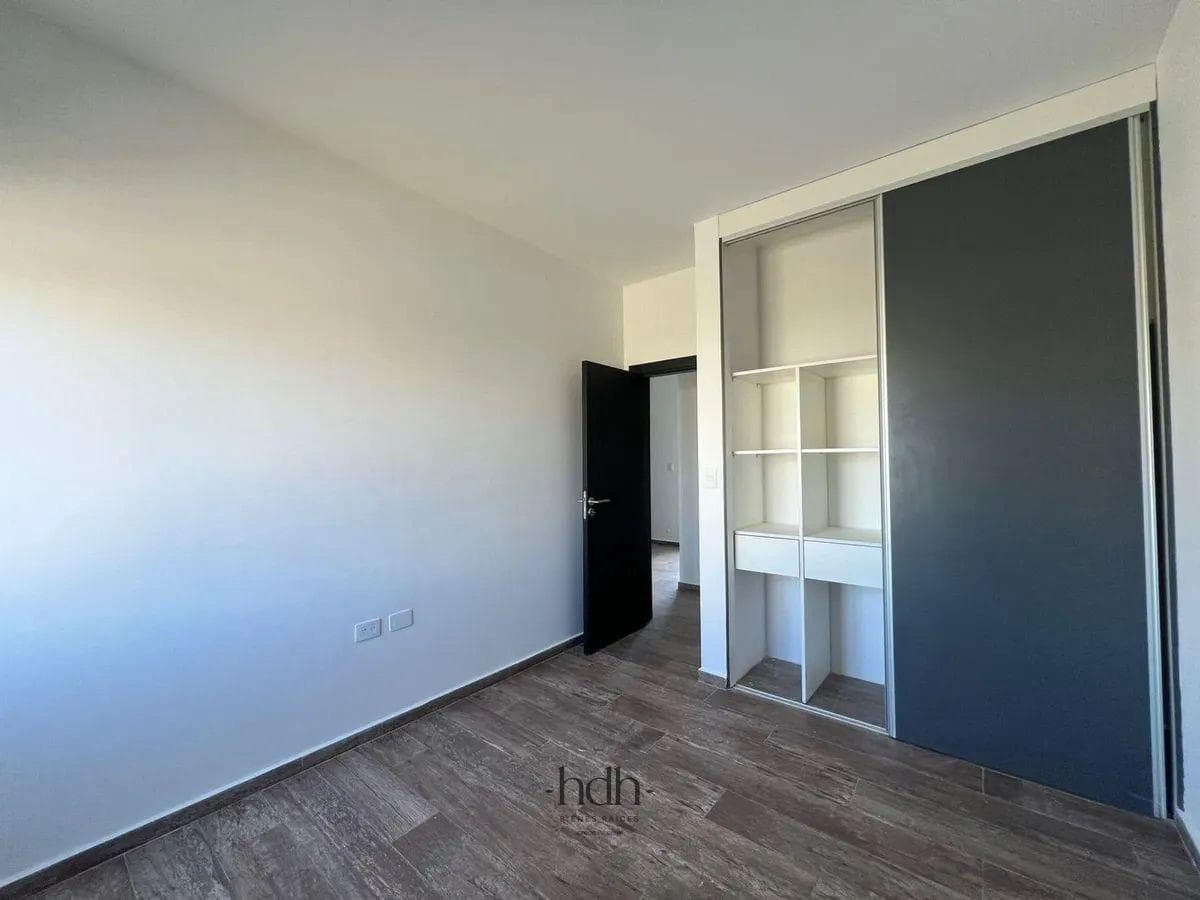 House for sale in Docta: 2 bedrooms, 1 bathroom, with a pool and 24-hour security