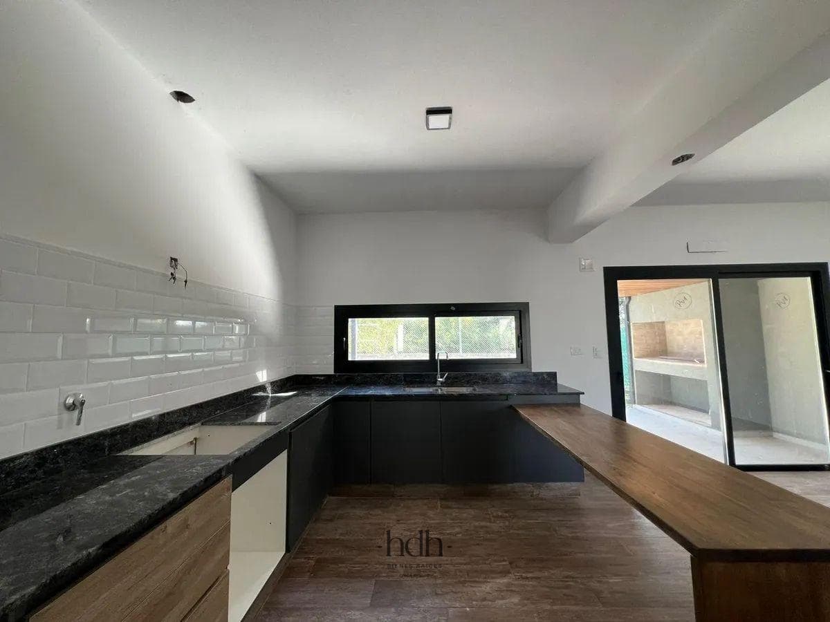 House for sale in Docta: 2 bedrooms, 1 bathroom, with a pool and 24-hour security