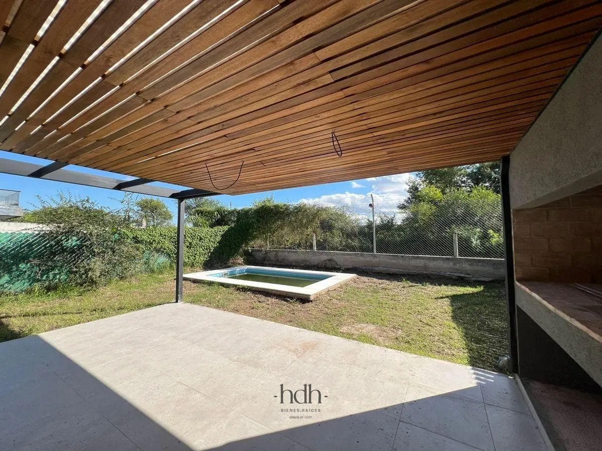 House for sale in Docta: 2 bedrooms, 1 bathroom, with a pool and 24-hour security