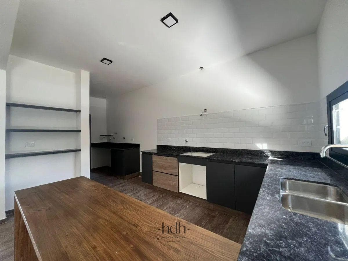 House for sale in Docta: 2 bedrooms, 1 bathroom, with a pool and 24-hour security