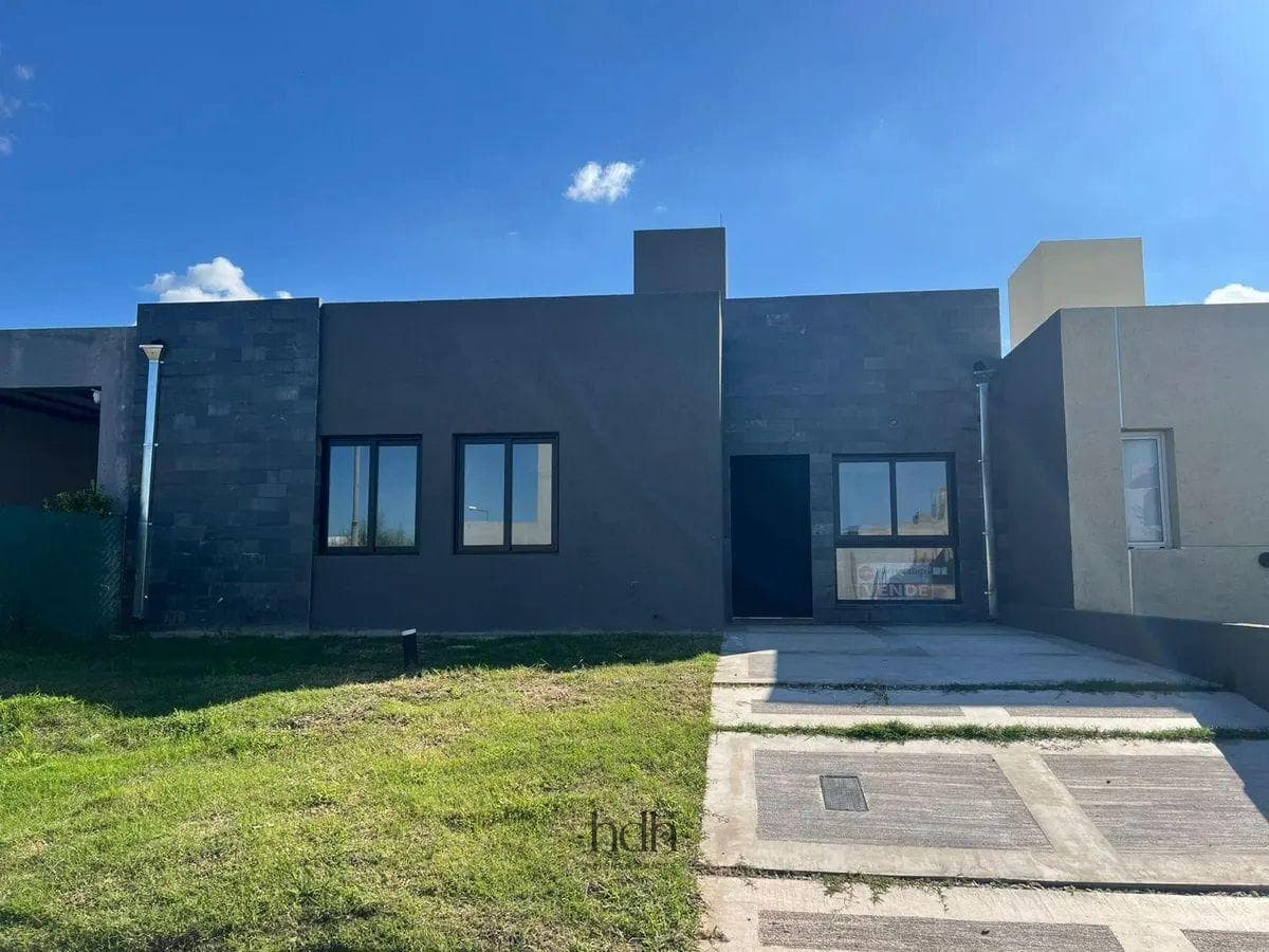 House for sale in Docta: 2 bedrooms, 1 bathroom, with a pool and 24-hour security