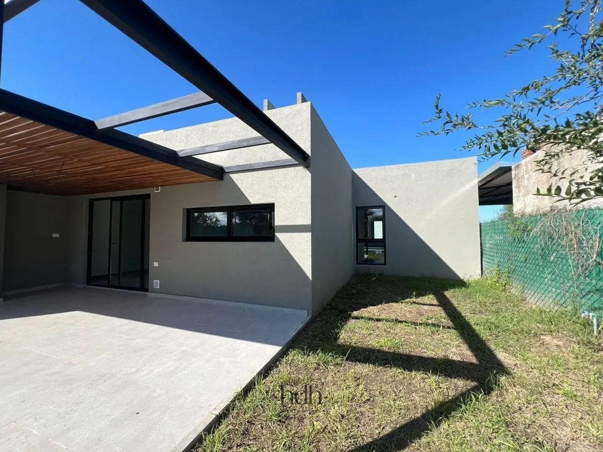 House for sale in Docta: 2 bedrooms, 1 bathroom, with a pool and 24-hour security