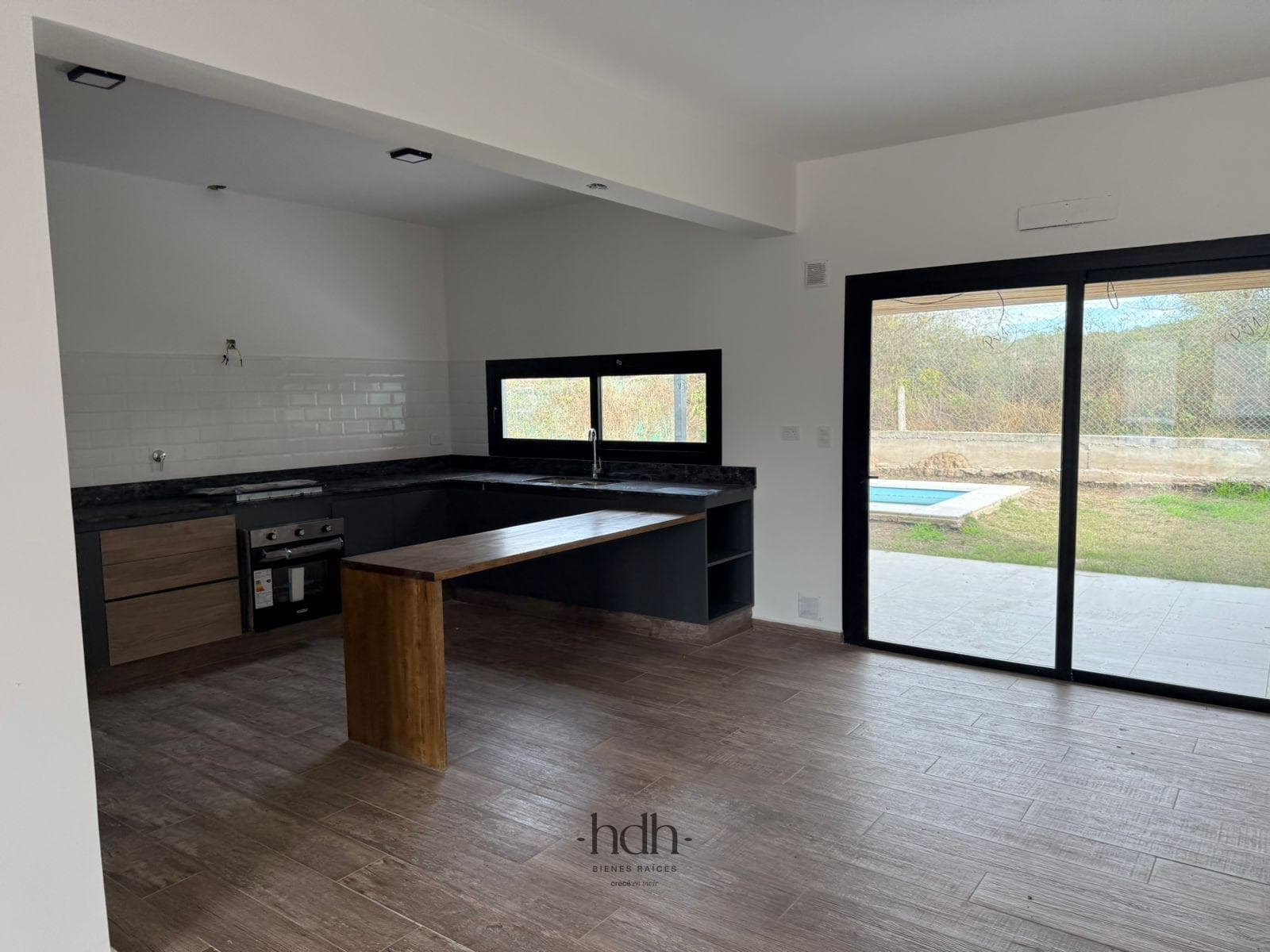 House for sale in Docta: 2 bedrooms, 1 bathroom, with a pool and 24-hour security