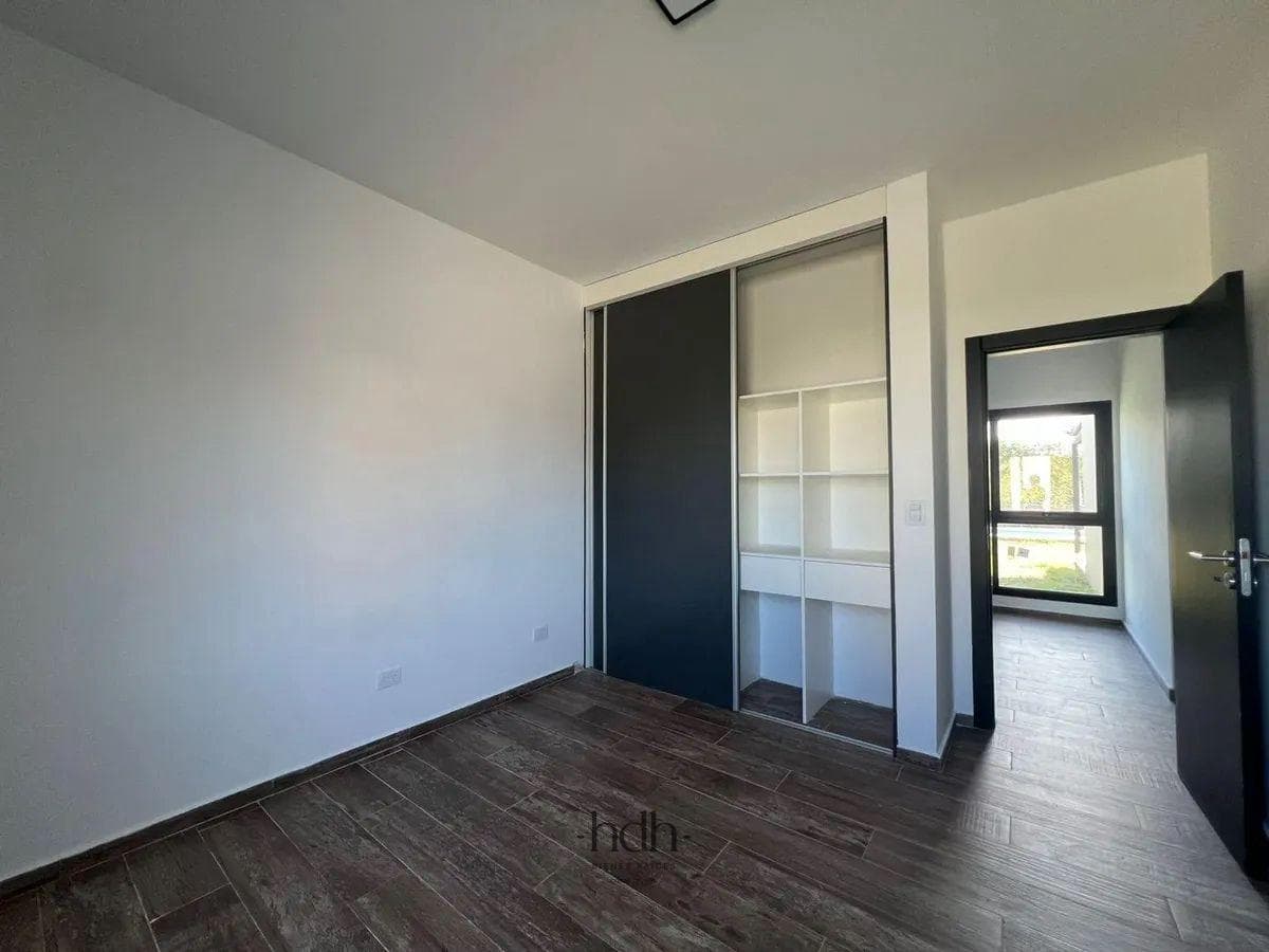 House for sale in Docta: 2 bedrooms, 1 bathroom, with a pool and 24-hour security