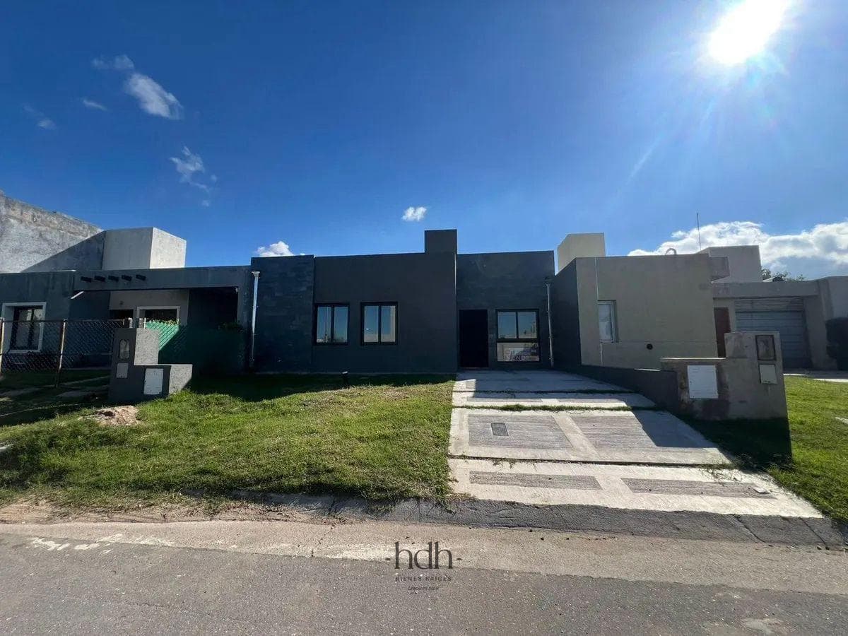 House for sale in Docta: 2 bedrooms, 1 bathroom, with a pool and 24-hour security