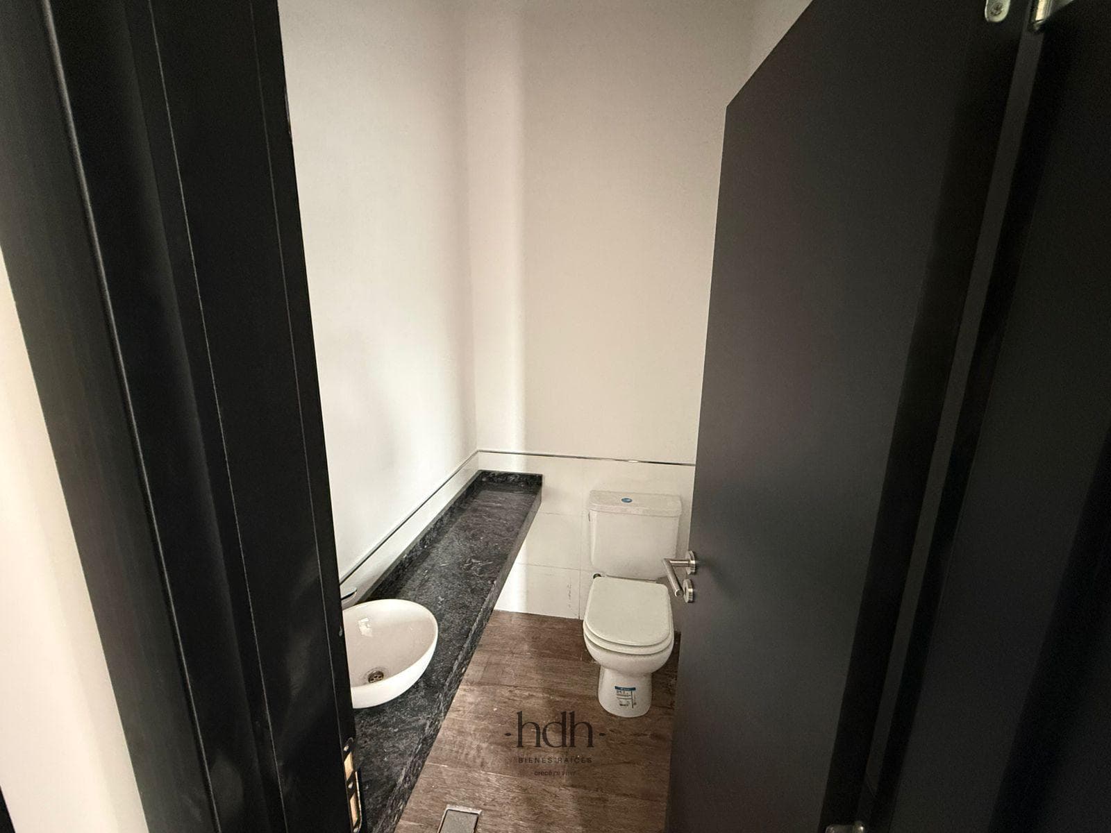 House for sale in Docta: 2 bedrooms, 1 bathroom, with a pool and 24-hour security