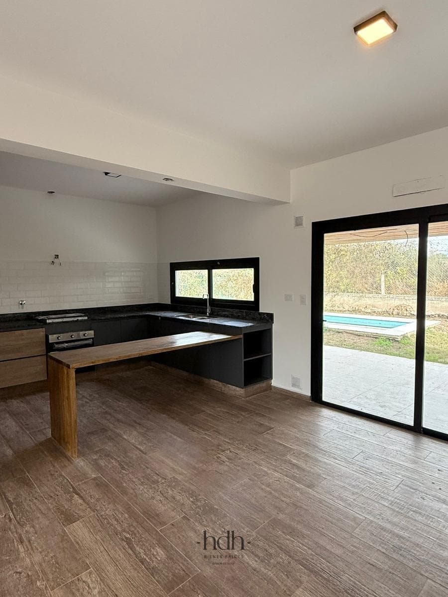 House for sale in Docta: 2 bedrooms, 1 bathroom, with a pool and 24-hour security