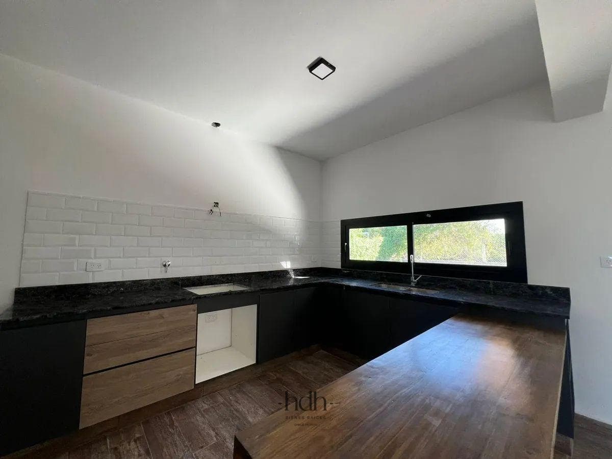 House for sale in Docta: 2 bedrooms, 1 bathroom, with a pool and 24-hour security