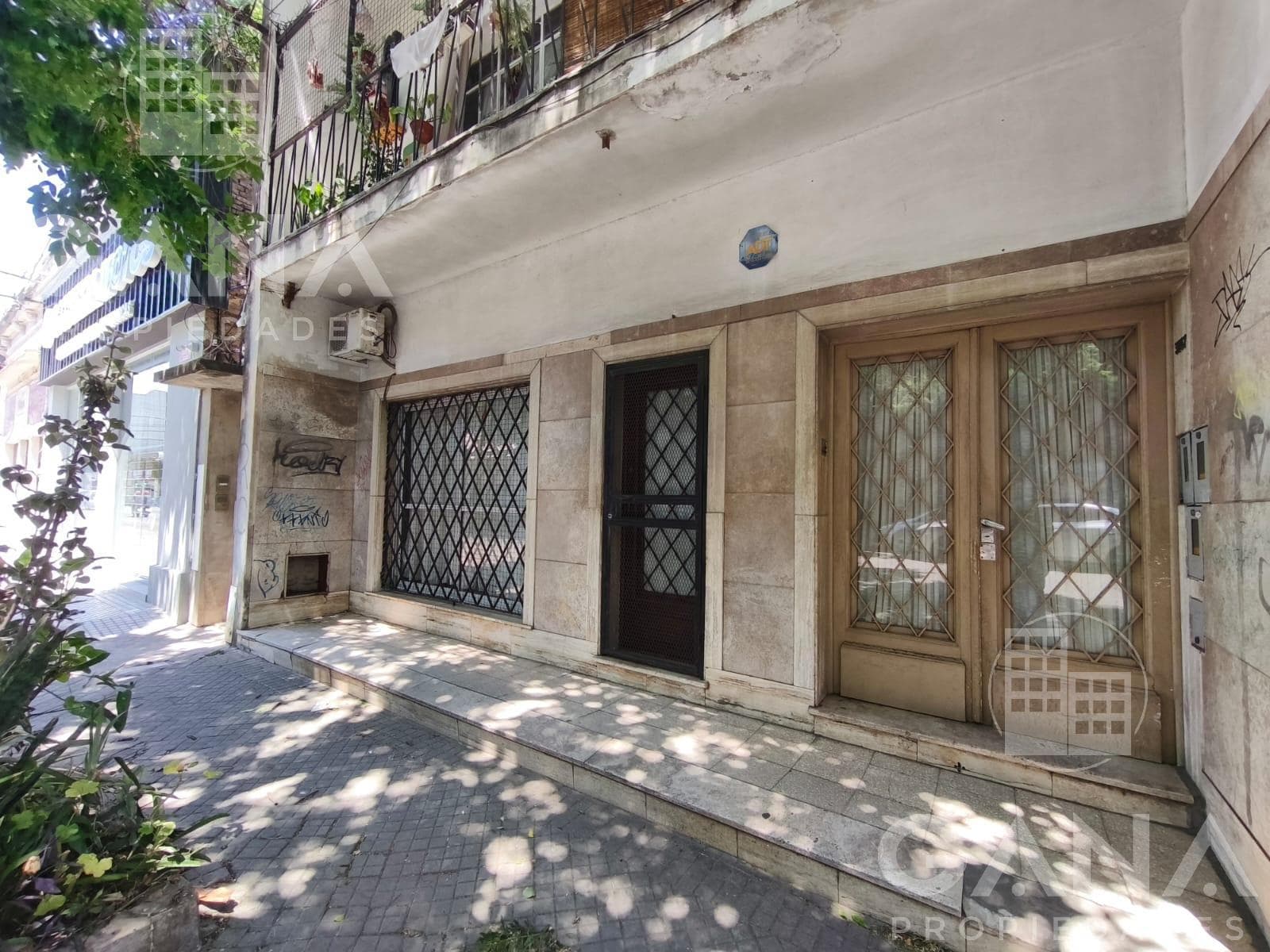 4-bedroom ground-floor apartment with a separate entrance. Suitable for professionals.