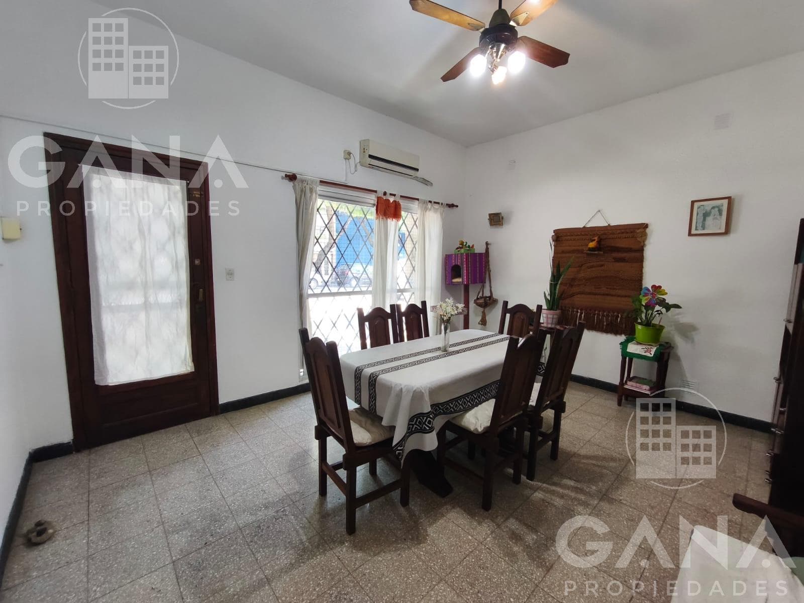 4-bedroom ground-floor apartment with a separate entrance. Suitable for professionals.