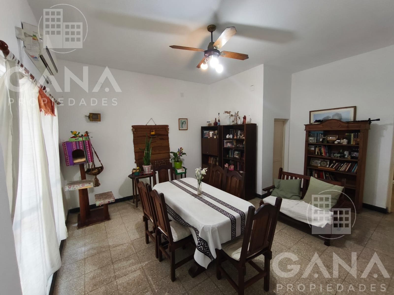 4-bedroom ground-floor apartment with a separate entrance. Suitable for professionals.
