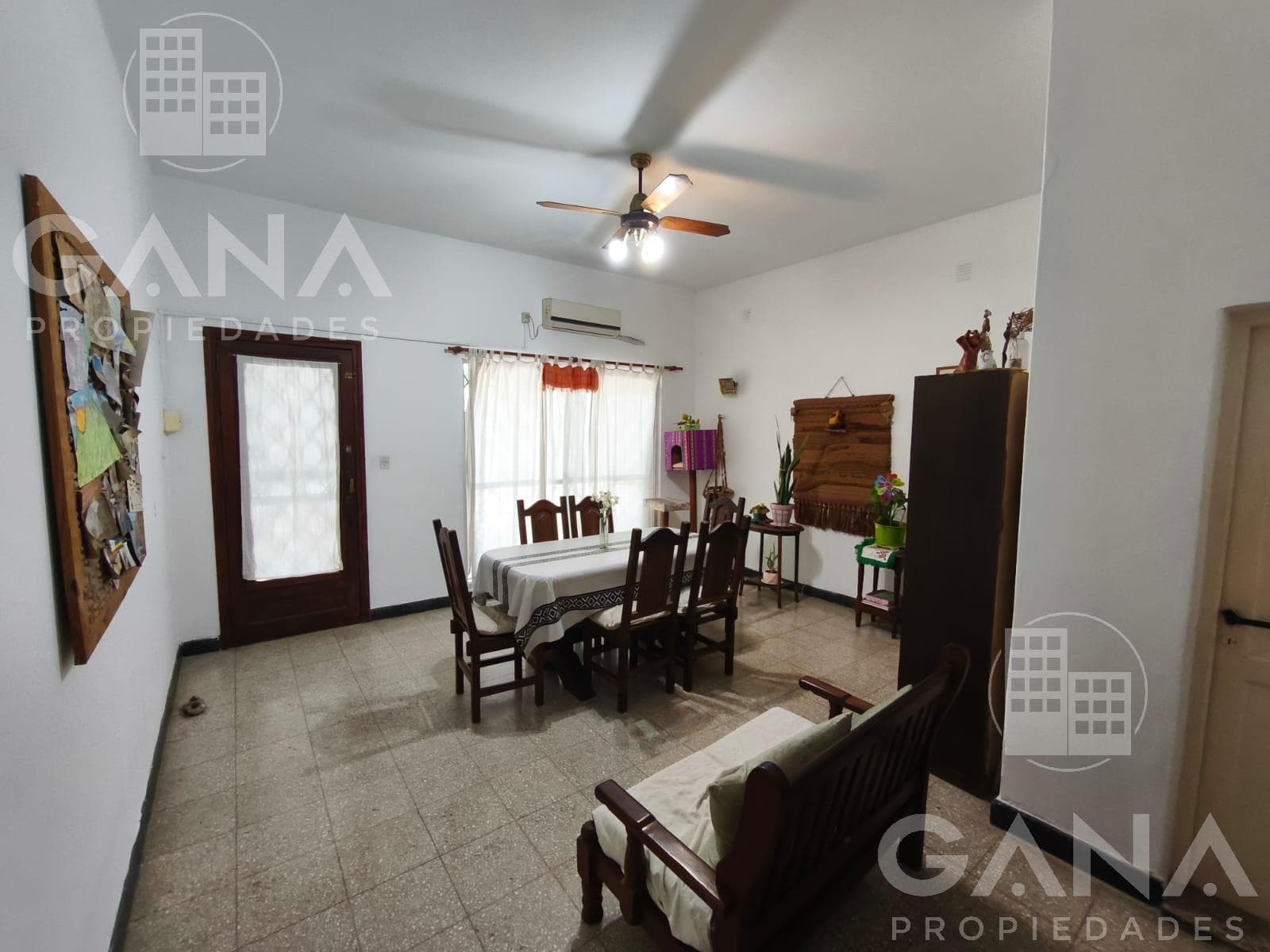 4-bedroom ground-floor apartment with a separate entrance. Suitable for professionals.