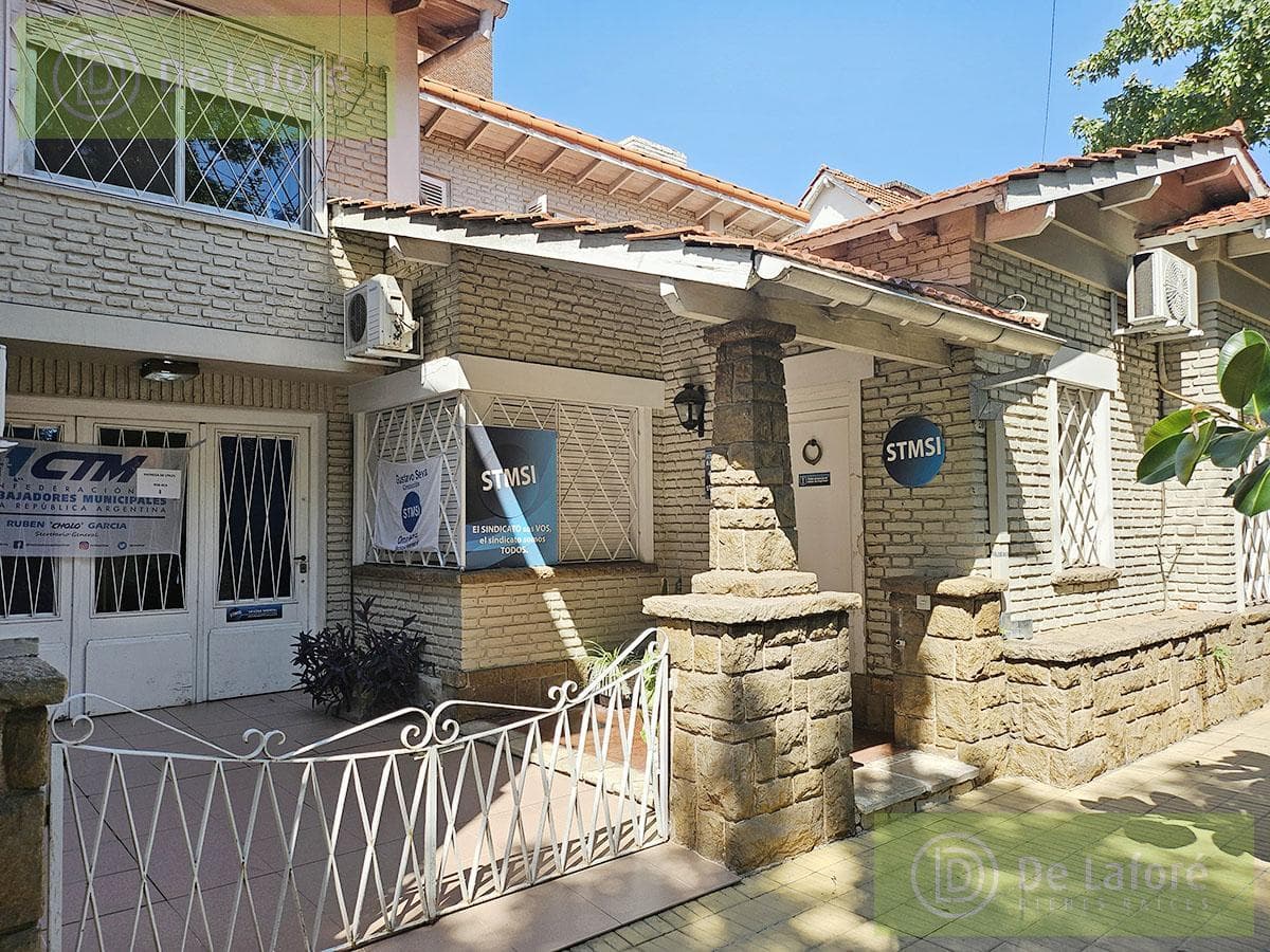 FOR RENT—House/Office—Professional Use, 4 rooms in Beccar, excellent location.