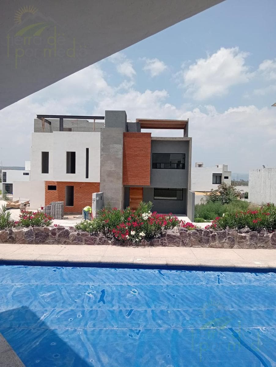 House for sale with 4 bedrooms, one on the ground floor