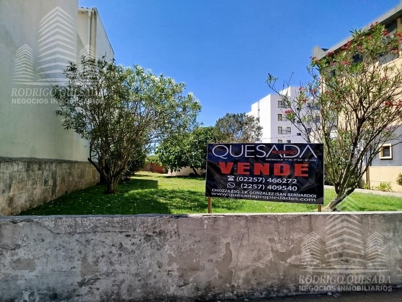 House with a spacious 600-square-meter lot, just 100 meters from the ocean in an exclusive neighborhood in San Bernardo!!