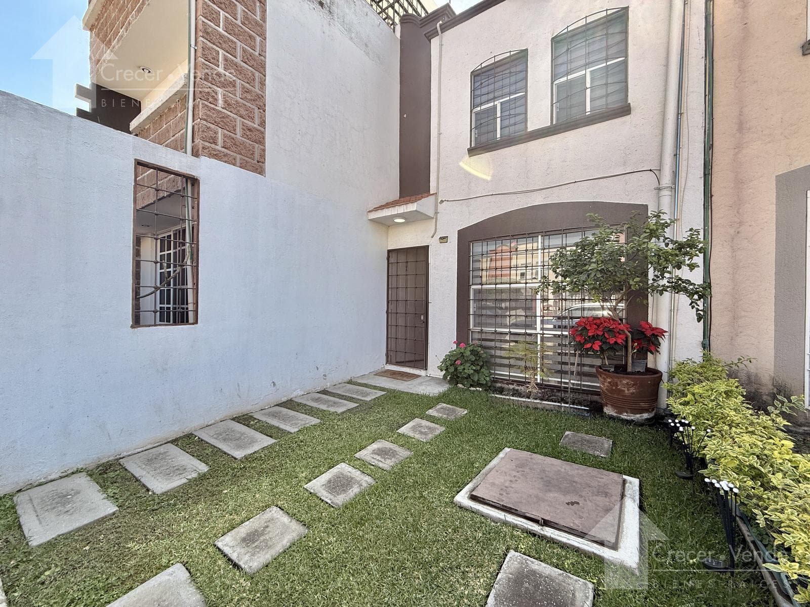 House in a Condominium Complex in the Paseos del Río Subdivision, South of Cuernavaca