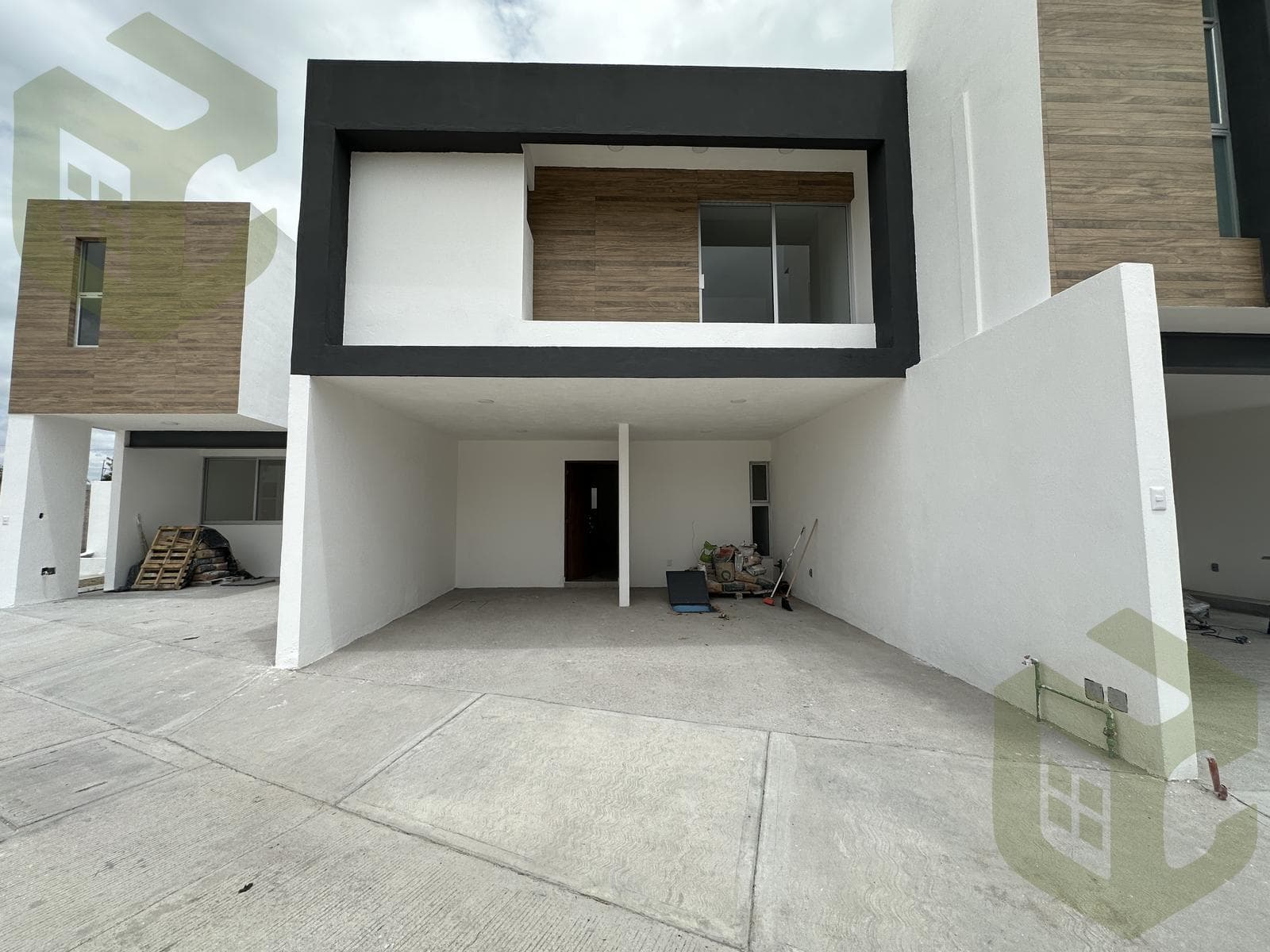 HOUSE IN THE BOUTIQUE SUBDIVISION