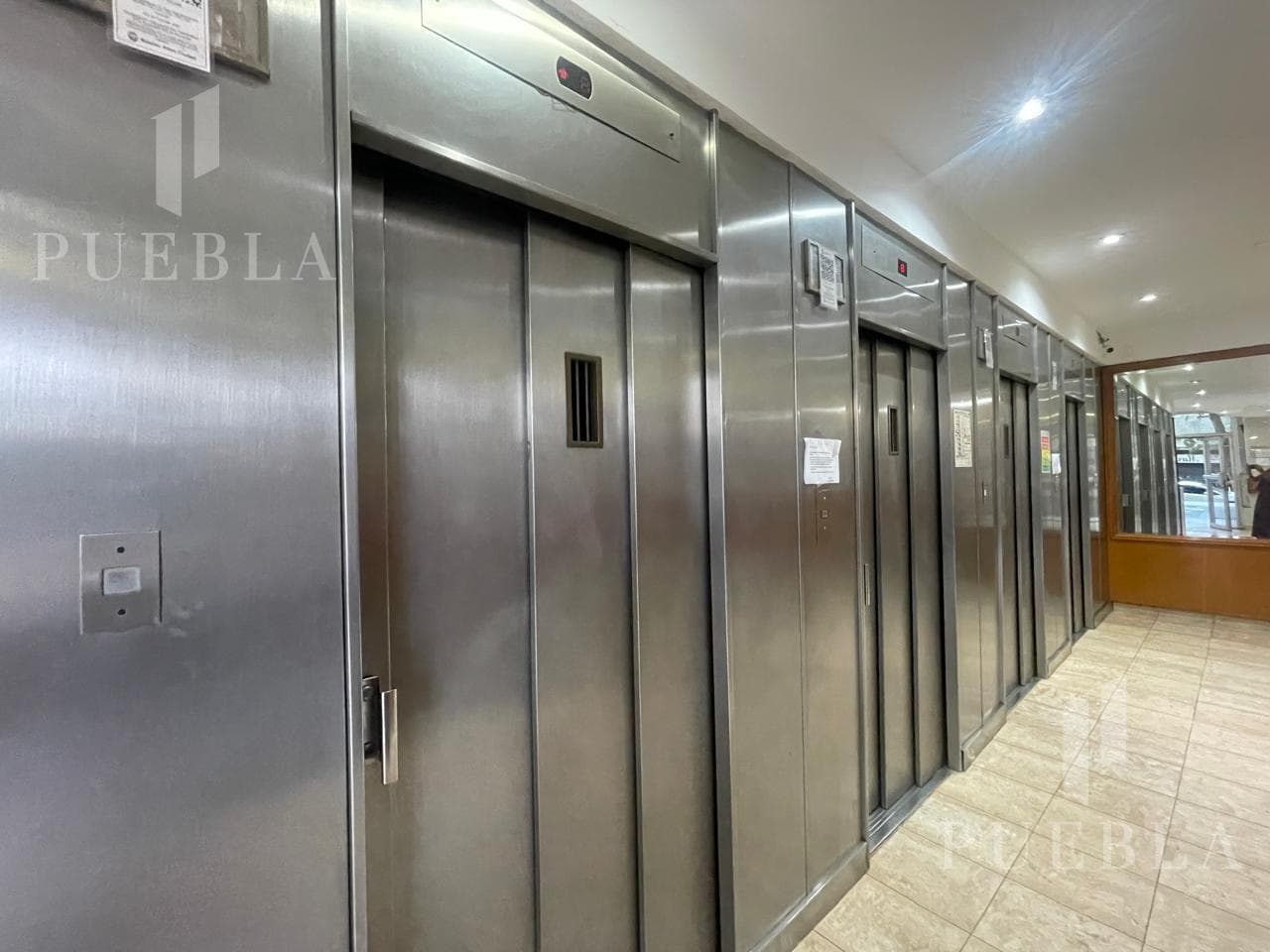 Apartment for sale: 3-room unit with a wrap-around balcony, 19th floor, unobstructed view, Parque Patricios.