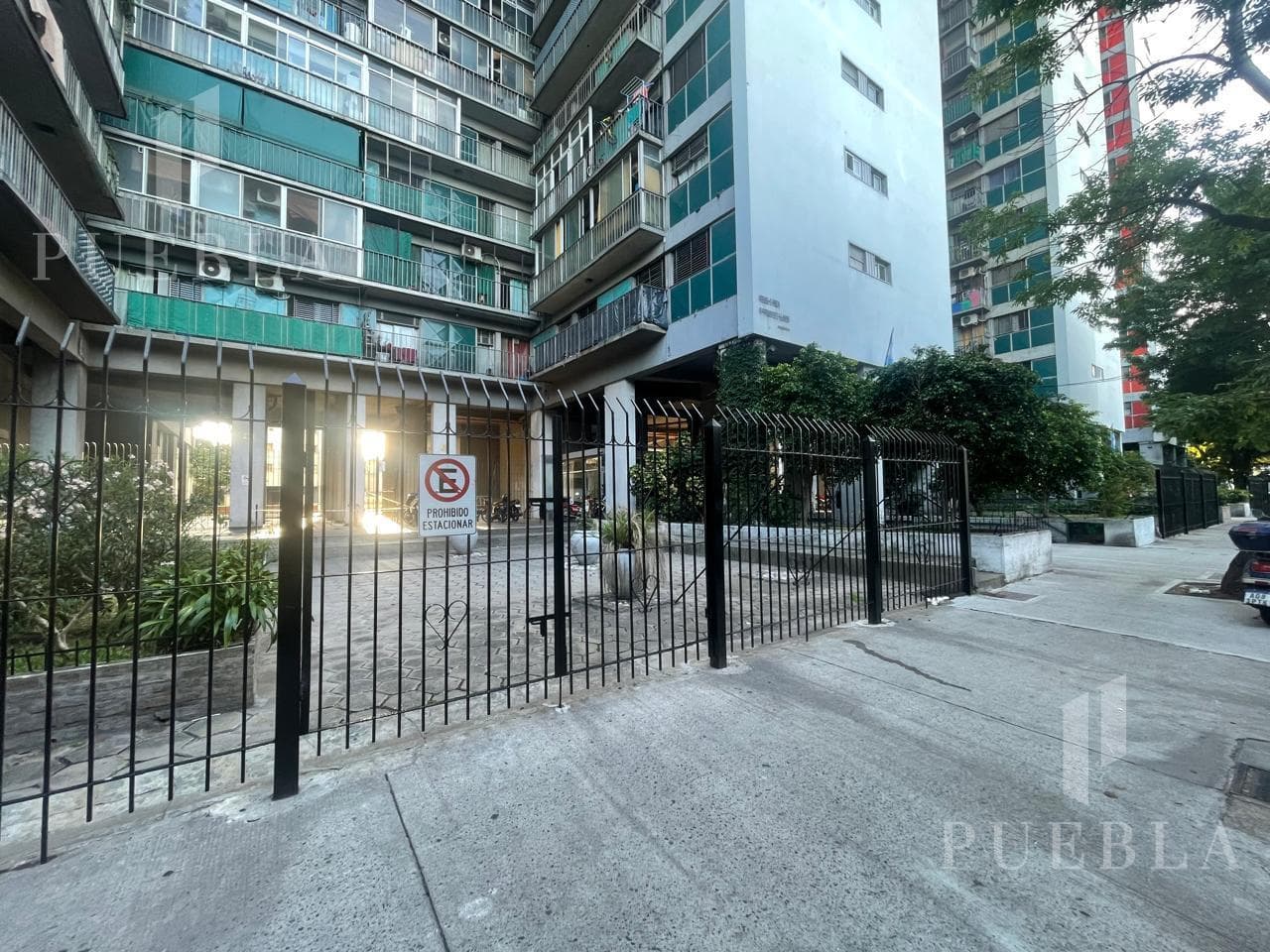 Apartment for sale: 3-room unit with a wrap-around balcony, 19th floor, unobstructed view, Parque Patricios.