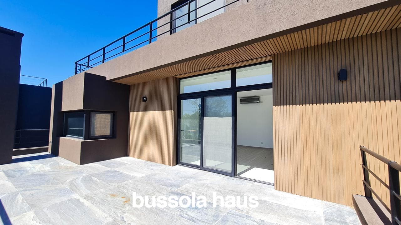 5-Bedroom House for Sale by the River in El Yacht Nordelta