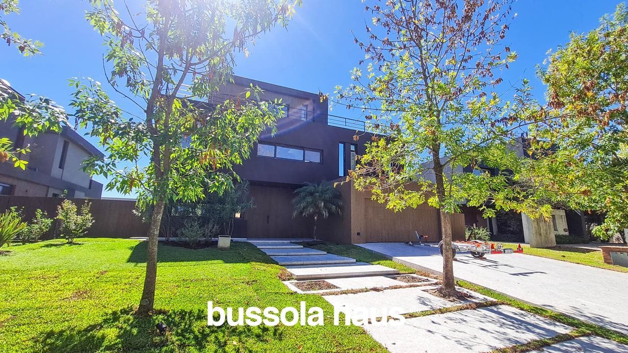 5-Bedroom House for Sale by the River in El Yacht Nordelta