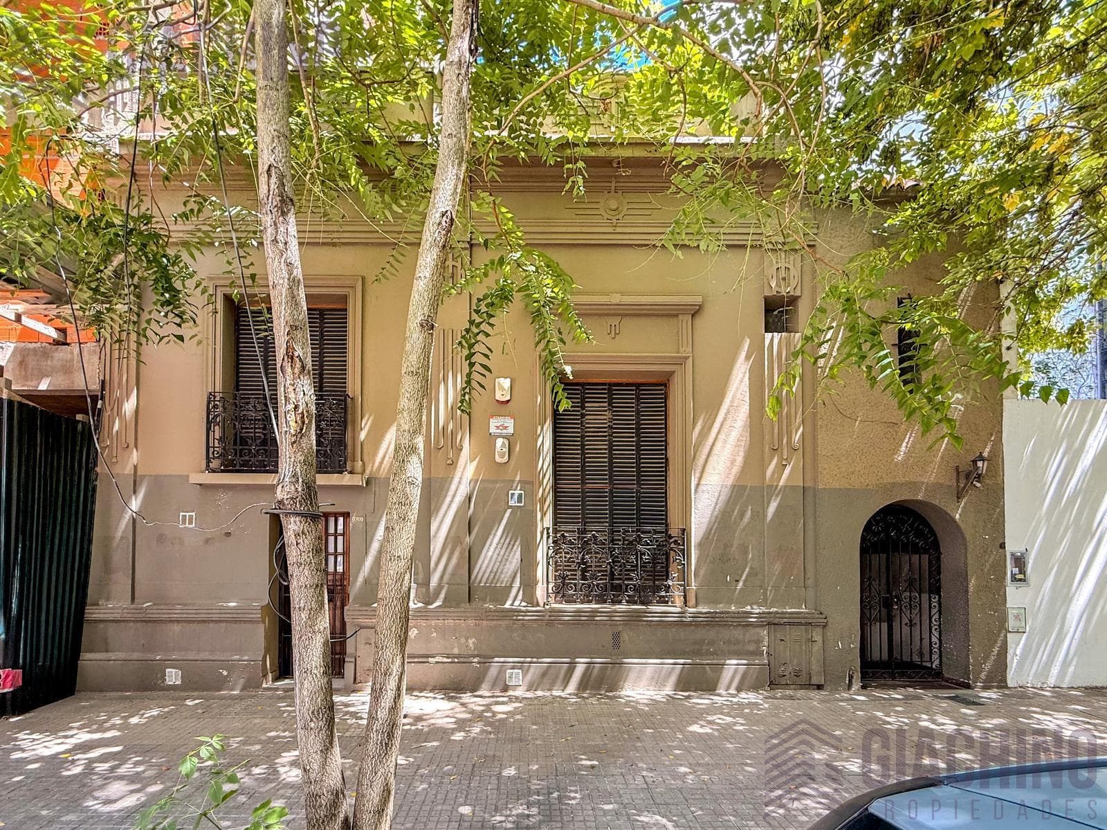 Multifunctional house on 47th Street between 14th and 15th Streets, La Plata