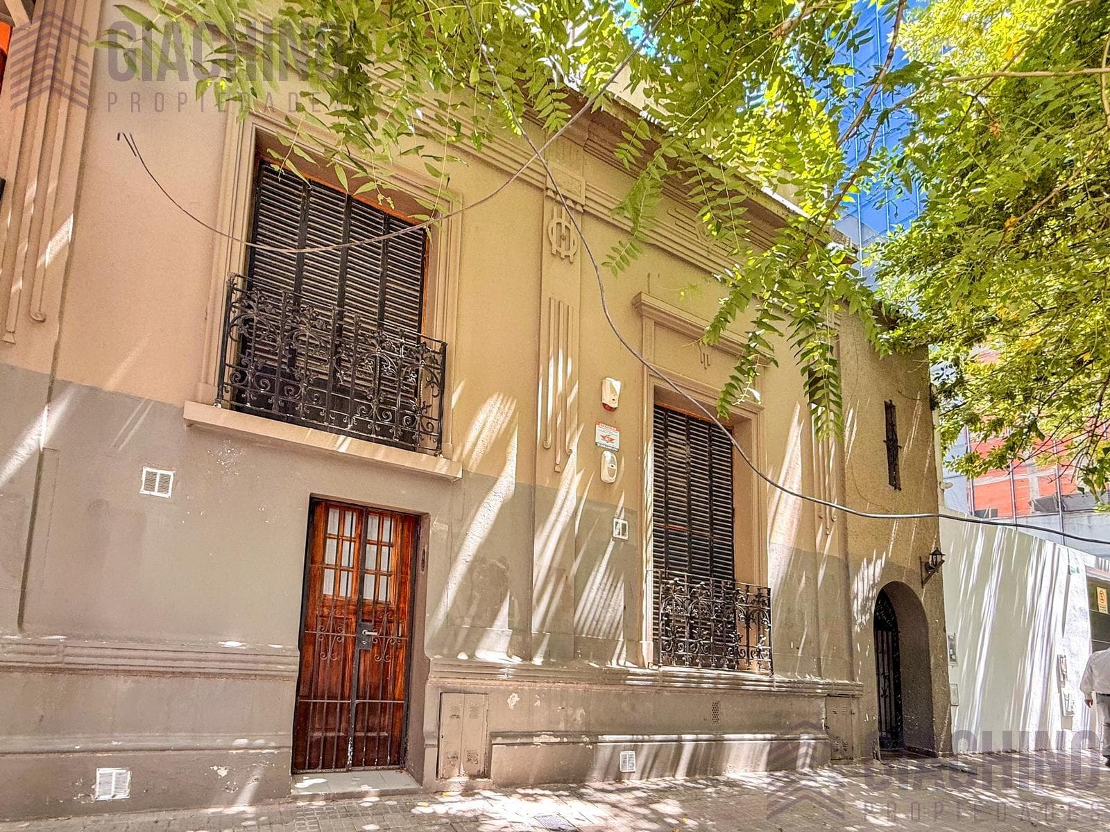 Multifunctional house on 47th Street between 14th and 15th Streets, La Plata